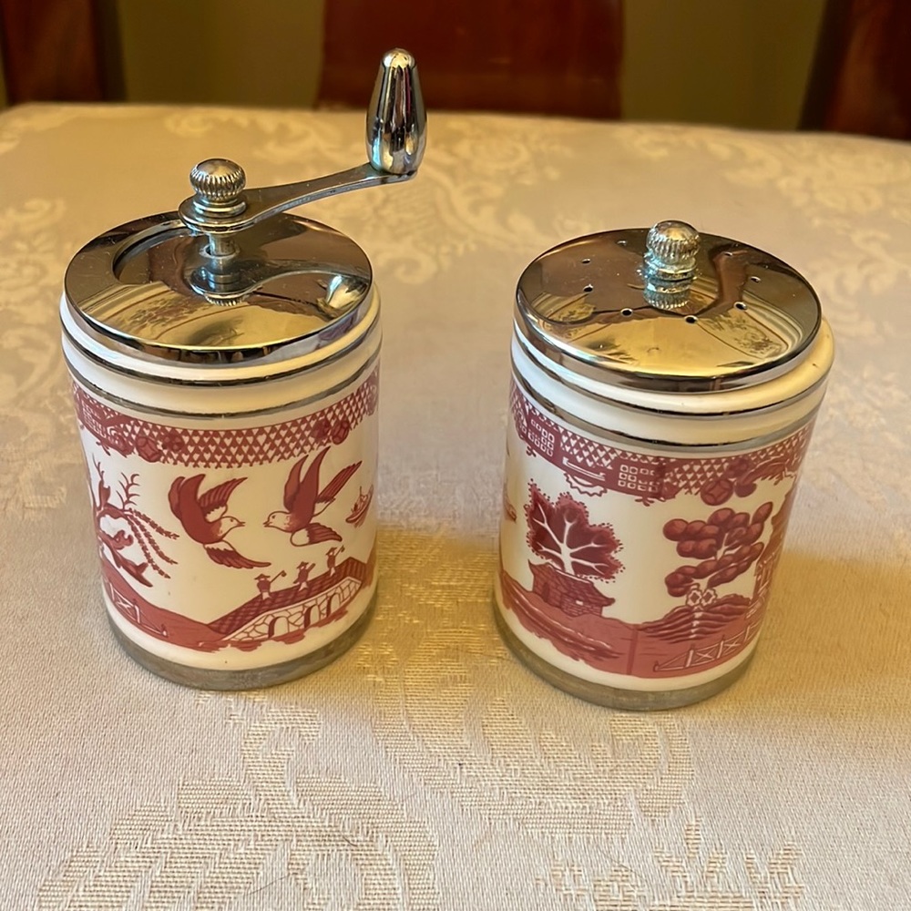 Flintridge Olde Thompson Red Mill salt mill and pepper mill set, rare!